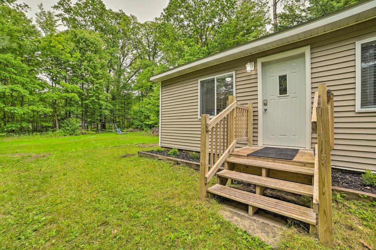 Vacation Rental In-Between Houghton And Higgins Lake Exterior photo